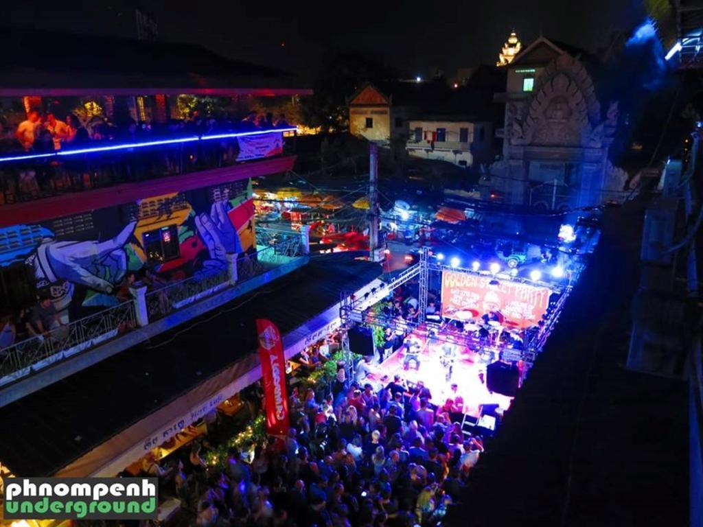 Top Banana Guesthouse & Rooftop Bar Phnom Penh Exterior photo