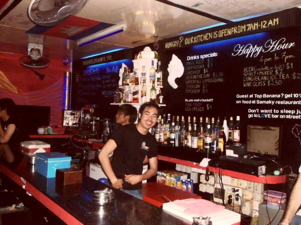 Top Banana Guesthouse & Rooftop Bar Phnom Penh Exterior photo