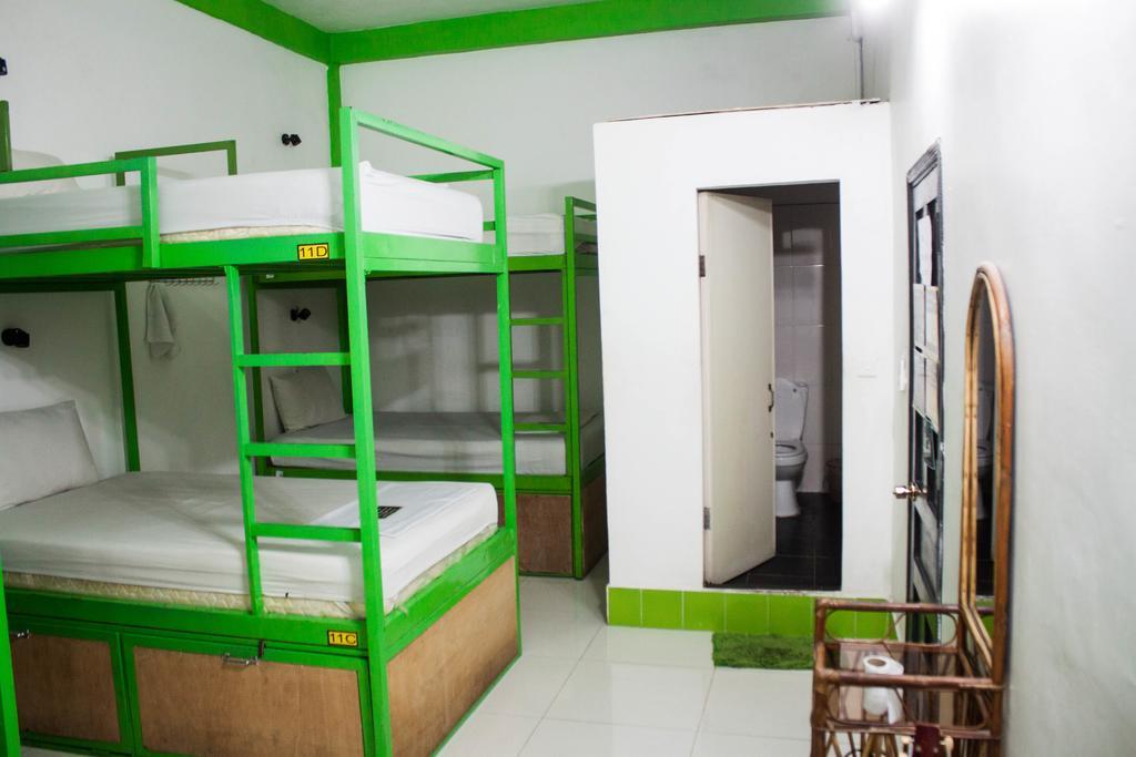 Top Banana Guesthouse & Rooftop Bar Phnom Penh Exterior photo