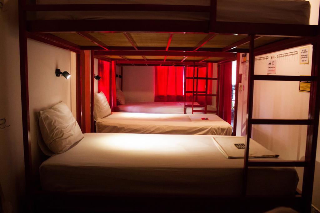 Top Banana Guesthouse & Rooftop Bar Phnom Penh Exterior photo