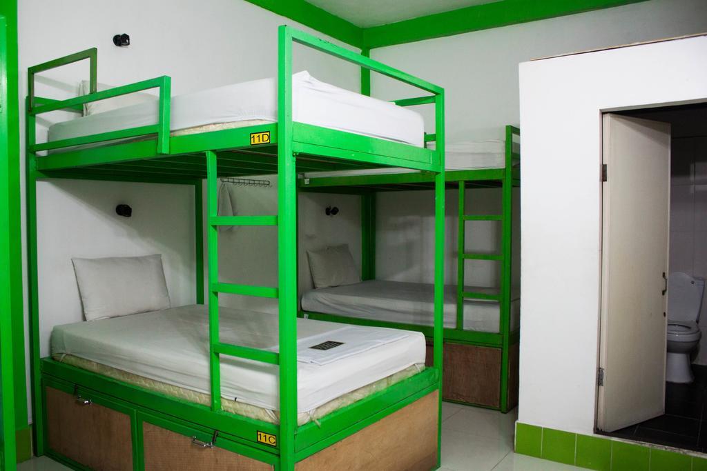 Top Banana Guesthouse & Rooftop Bar Phnom Penh Exterior photo