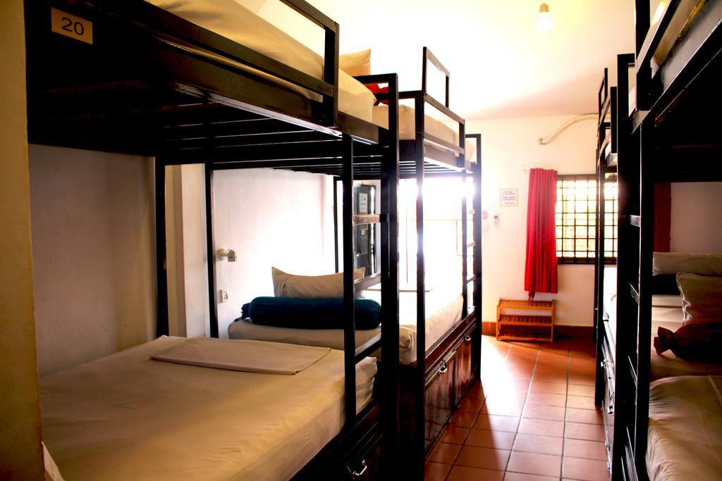 Top Banana Guesthouse & Rooftop Bar Phnom Penh Exterior photo