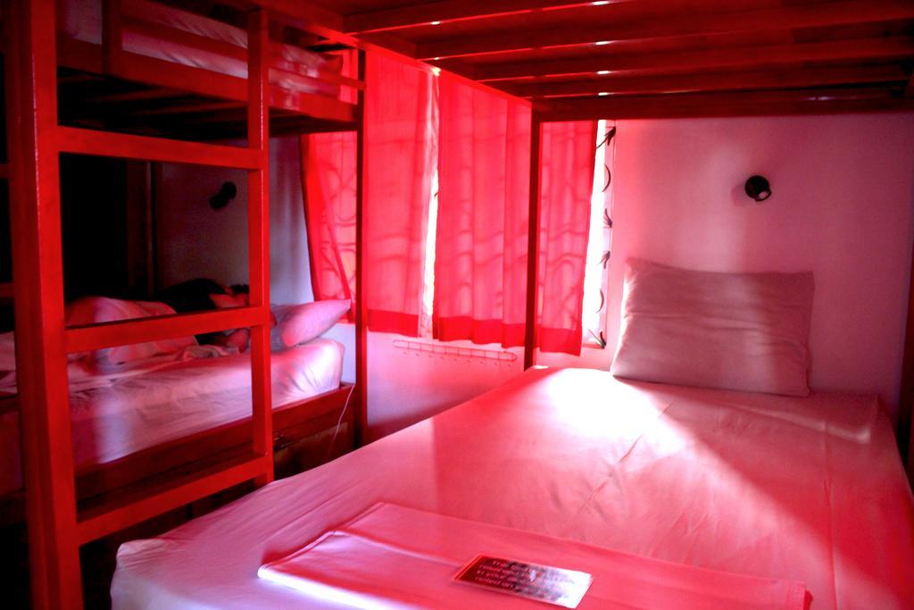 Top Banana Guesthouse & Rooftop Bar Phnom Penh Exterior photo