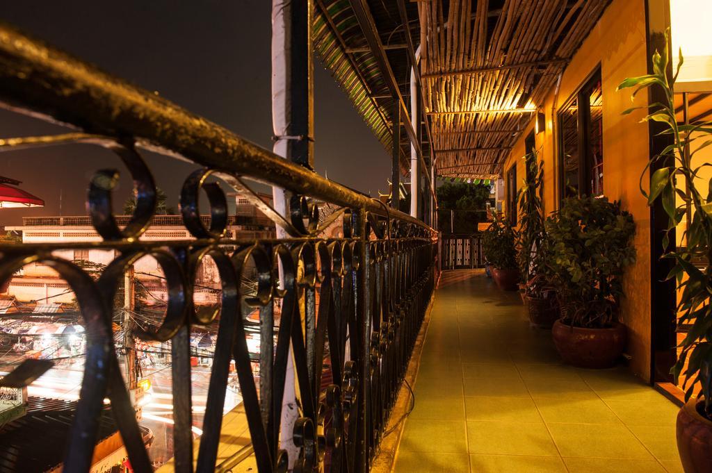 Top Banana Guesthouse & Rooftop Bar Phnom Penh Exterior photo