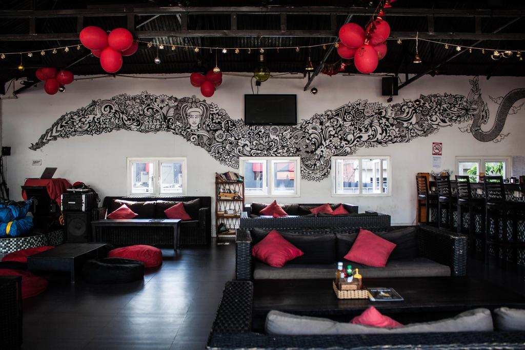 Top Banana Guesthouse & Rooftop Bar Phnom Penh Exterior photo