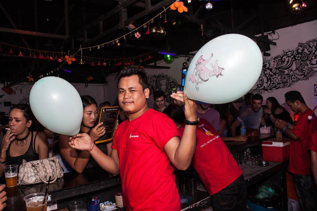 Top Banana Guesthouse & Rooftop Bar Phnom Penh Exterior photo