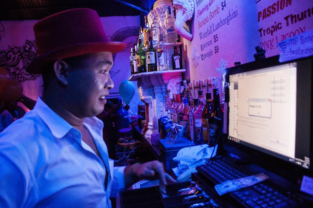 Top Banana Guesthouse & Rooftop Bar Phnom Penh Exterior photo